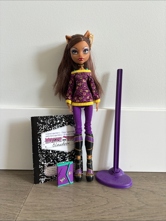 monster high Other - Monster High School’s Out 2011 Clawdeen Wolf Doll with Diary